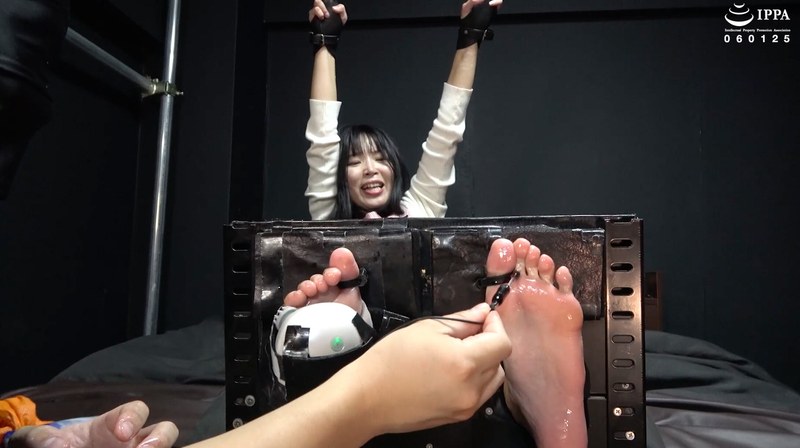 「足枷＋ヌルヌル＋機械責めで奥様の足裏もくすぐったさを開発！」わかしラボ WAKA-071杉崎みさき 3